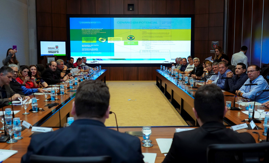 O governador Massa Ratinho Junior recebeu nesta terça-feira (18) chefes de núcleos das regiões de Apucarana, Maringá e Ivaiporã. Foi o segundo encontro de representantes das diversas áreas do governo no Interior com o objetivo de ampliar a integração e alinhar informações sobre programas, ações e resultados dos primeiros meses de gestão.  -  Curitiba, 18/06/2019  -  Foto: Guilherme Flores/Casa Civil