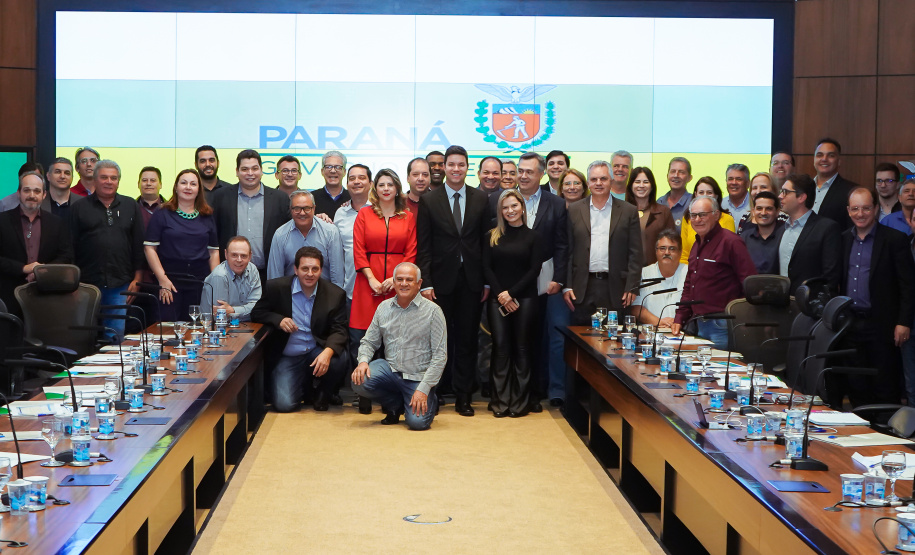 O governador Massa Ratinho Junior recebeu nesta terça-feira (18) chefes de núcleos das regiões de Apucarana, Maringá e Ivaiporã. Foi o segundo encontro de representantes das diversas áreas do governo no Interior com o objetivo de ampliar a integração e alinhar informações sobre programas, ações e resultados dos primeiros meses de gestão.  -  Curitiba, 18/06/2019  -  Foto: Guilherme Flores/Casa Civil