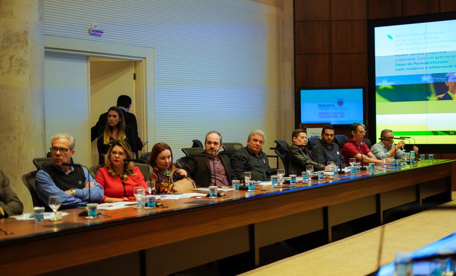 O governador Massa Ratinho Junior recebeu nesta terça-feira (18) chefes de núcleos das regiões de Apucarana, Maringá e Ivaiporã. Foi o segundo encontro de representantes das diversas áreas do governo no Interior com o objetivo de ampliar a integração e alinhar informações sobre programas, ações e resultados dos primeiros meses de gestão.  -  Curitiba, 18/06/2019  -  Foto: Guilherme Flores/Casa Civil