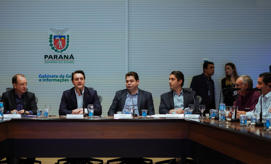 O governador Massa Ratinho Junior recebeu nesta terça-feira (18) chefes de núcleos das regiões de Apucarana, Maringá e Ivaiporã. Foi o segundo encontro de representantes das diversas áreas do governo no Interior com o objetivo de ampliar a integração e alinhar informações sobre programas, ações e resultados dos primeiros meses de gestão.  -  Curitiba, 18/06/2019  -  Foto: Guilherme Flores/Casa Civil