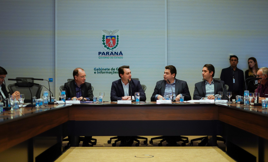 O governador Massa Ratinho Junior recebeu nesta terça-feira (18) chefes de núcleos das regiões de Apucarana, Maringá e Ivaiporã. Foi o segundo encontro de representantes das diversas áreas do governo no Interior com o objetivo de ampliar a integração e alinhar informações sobre programas, ações e resultados dos primeiros meses de gestão.  -  Curitiba, 18/06/2019  -  Foto: Guilherme Flores/Casa Civil