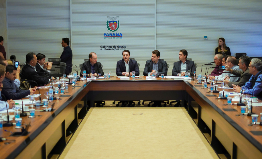 O governador Massa Ratinho Junior recebeu nesta terça-feira (18) chefes de núcleos das regiões de Apucarana, Maringá e Ivaiporã. Foi o segundo encontro de representantes das diversas áreas do governo no Interior com o objetivo de ampliar a integração e alinhar informações sobre programas, ações e resultados dos primeiros meses de gestão.  -  Curitiba, 18/06/2019  -  Foto: Guilherme Flores/Casa Civil