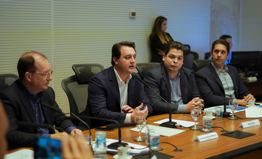 O governador Massa Ratinho Junior recebeu nesta terça-feira (18) chefes de núcleos das regiões de Apucarana, Maringá e Ivaiporã. Foi o segundo encontro de representantes das diversas áreas do governo no Interior com o objetivo de ampliar a integração e alinhar informações sobre programas, ações e resultados dos primeiros meses de gestão.  -  Curitiba, 18/06/2019  -  Foto: Guilherme Flores/Casa Civil