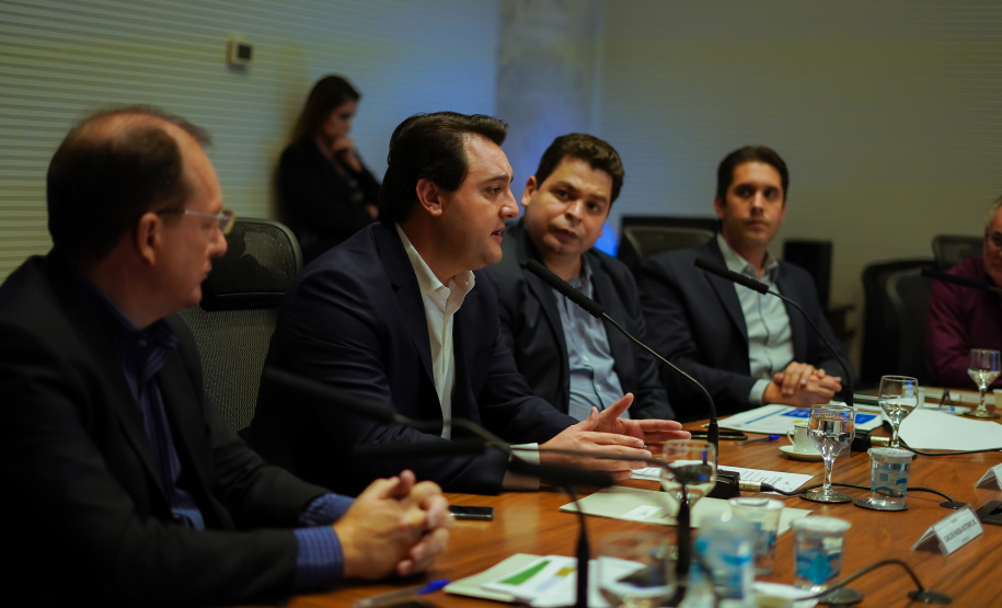 O governador Massa Ratinho Junior recebeu nesta terça-feira (18) chefes de núcleos das regiões de Apucarana, Maringá e Ivaiporã. Foi o segundo encontro de representantes das diversas áreas do governo no Interior com o objetivo de ampliar a integração e alinhar informações sobre programas, ações e resultados dos primeiros meses de gestão.  -  Curitiba, 18/06/2019  -  Foto: Guilherme Flores/Casa Civil