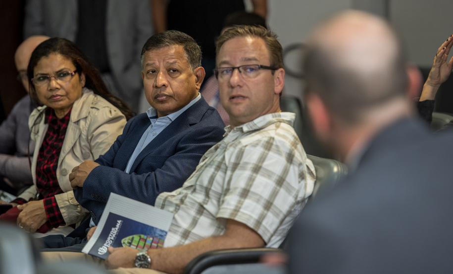 O embaixador de Bangladesh no Brasil, Zulfiqar Rahman, visitou o Porto de Paranaguá nesta terça-feira (18) com o objetivo de conhecer a estrutura e discutir a possibilidade de novos negócios entre o país asiático e os exportadores paranaenses.   -  Paranaguá, 18/06/2019  -  Foto: Cláudio Neves/Portos do Paraná