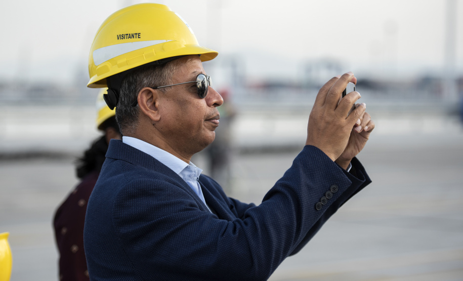 O embaixador de Bangladesh no Brasil, Zulfiqar Rahman, visitou o Porto de Paranaguá nesta terça-feira (18) com o objetivo de conhecer a estrutura e discutir a possibilidade de novos negócios entre o país asiático e os exportadores paranaenses.   -  Paranaguá, 18/06/2019  -  Foto: Cláudio Neves/Portos do Paraná