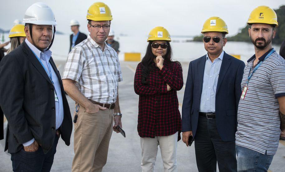 O embaixador de Bangladesh no Brasil, Zulfiqar Rahman, visitou o Porto de Paranaguá nesta terça-feira (18) com o objetivo de conhecer a estrutura e discutir a possibilidade de novos negócios entre o país asiático e os exportadores paranaenses.   -  Paranaguá, 18/06/2019  -  Foto: Cláudio Neves/Portos do Paraná