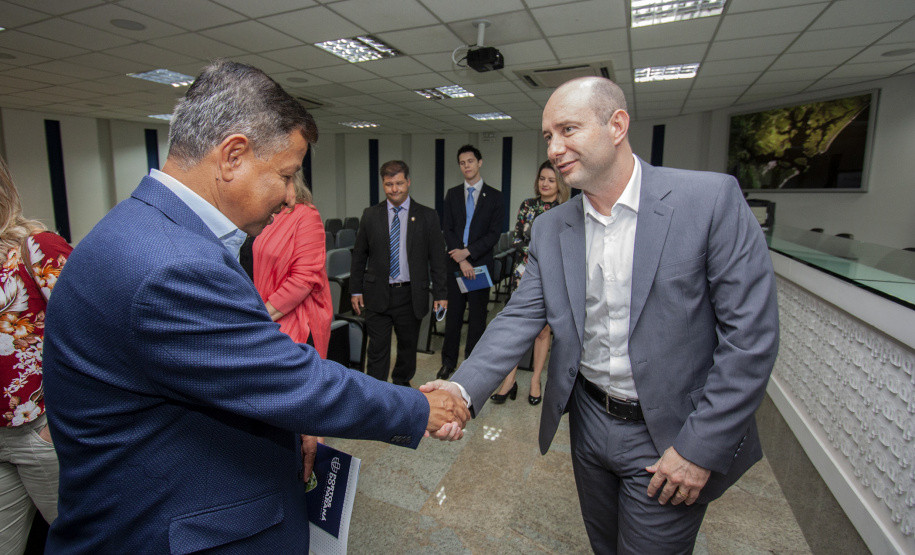 O embaixador de Bangladesh no Brasil, Zulfiqar Rahman, visitou o Porto de Paranaguá nesta terça-feira (18) com o objetivo de conhecer a estrutura e discutir a possibilidade de novos negócios entre o país asiático e os exportadores paranaenses.   -  Paranaguá, 18/06/2019  -  Foto: Cláudio Neves/Portos do Paraná