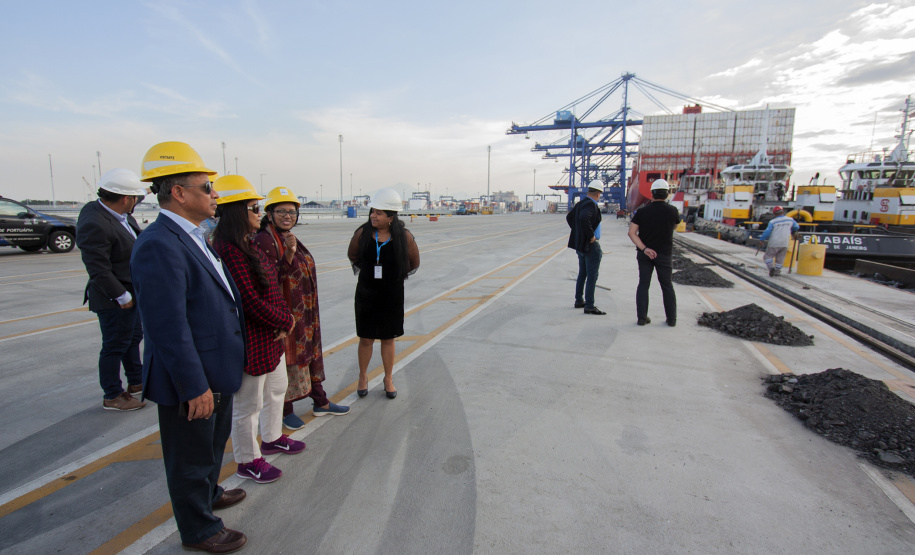 O embaixador de Bangladesh no Brasil, Zulfiqar Rahman, visitou o Porto de Paranaguá nesta terça-feira (18) com o objetivo de conhecer a estrutura e discutir a possibilidade de novos negócios entre o país asiático e os exportadores paranaenses.   -  Paranaguá, 18/06/2019  -  Foto: Cláudio Neves/Portos do Paraná