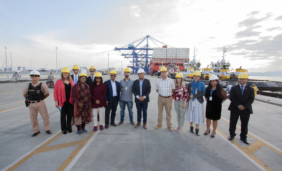 O embaixador de Bangladesh no Brasil, Zulfiqar Rahman, visitou o Porto de Paranaguá nesta terça-feira (18) com o objetivo de conhecer a estrutura e discutir a possibilidade de novos negócios entre o país asiático e os exportadores paranaenses.   -  Paranaguá, 18/06/2019  -  Foto: Cláudio Neves/Portos do Paraná