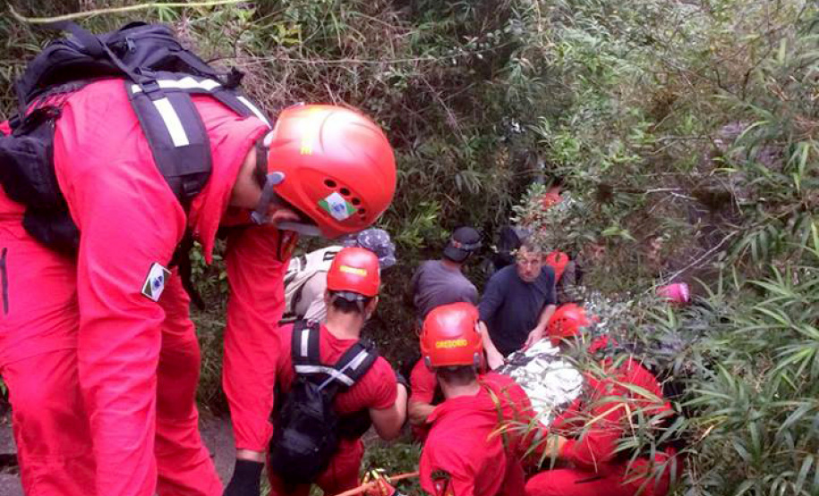 Grupo especializado dos bombeiros atua em busca e salvamento de pessoas em florestas, montanhas ou águas. Foto:Bombeiros Paraná - Grupo de Operações de Socorro Tático - https://www.facebook.com/gost.pr/