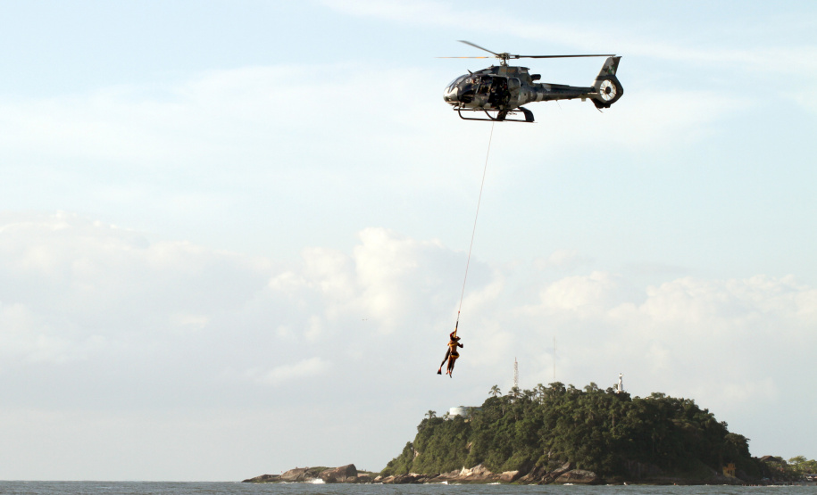 Salvamento em Guaratuba.Guaratuba, 18-02-2012.Foto: Arnaldo Alves / AENotícias.
