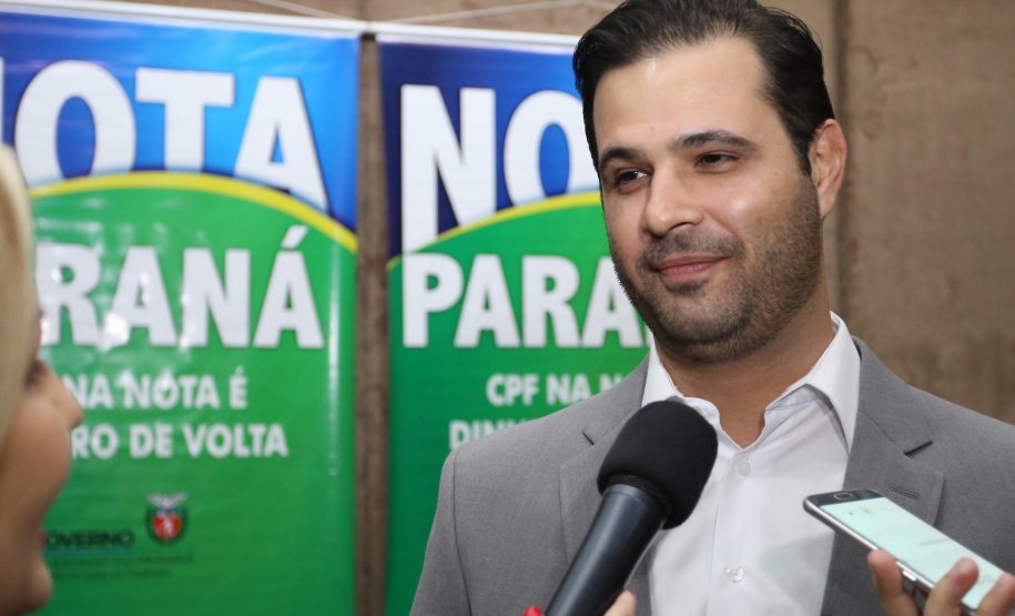 Governo do Estado entrega os três prêmios aos ganhadores do sorteio especial do Nota Paraná na Secretaria da Fazenda. Por ser o mês dos Namorados, o valor dos prêmios foi multiplicado por quatro e três contemplados recebem R$ 200 mil, R$ 120 mil e R$ 80 mil. na foto, o terceiro prêmio, de R$ 80 mil, saiu para Marcelo Paulino Padilha, de Santo Antônio da Platina, no Norte Pioneiro.  -  Curitiba, 19/06/2019  -  Foto: José Fernando Ogura/ANPr