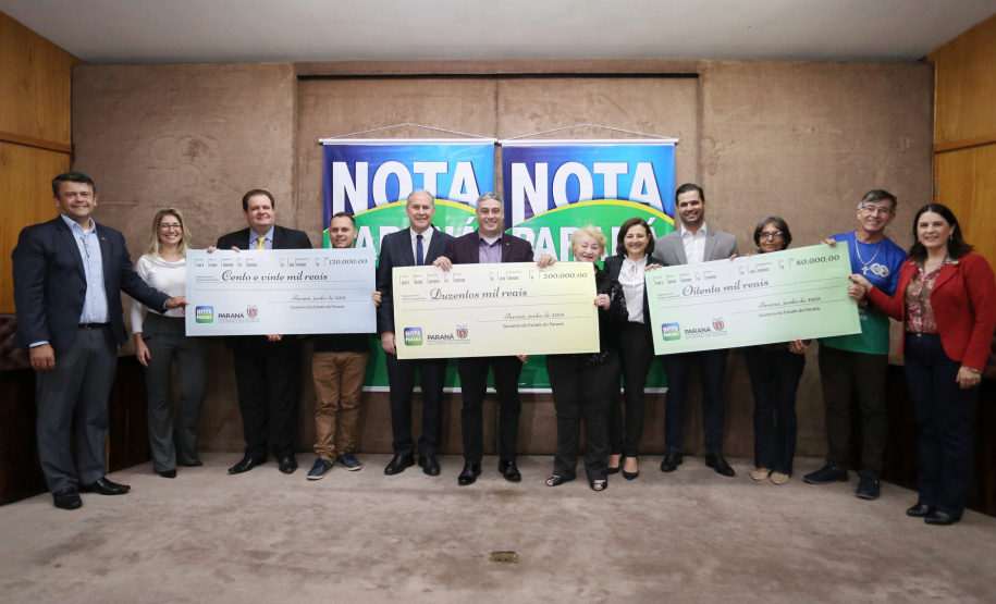Governo do Estado entrega os três prêmios aos ganhadores do sorteio especial do Nota Paraná na Secretaria da Fazenda. Por ser o mês dos Namorados, o valor dos prêmios foi multiplicado por quatro e três contemplados recebem R$ 200 mil, R$ 120 mil e R$ 80 mil.  -  Curitiba, 19/06/2019  -  Foto: José Fernando Ogura/ANPr