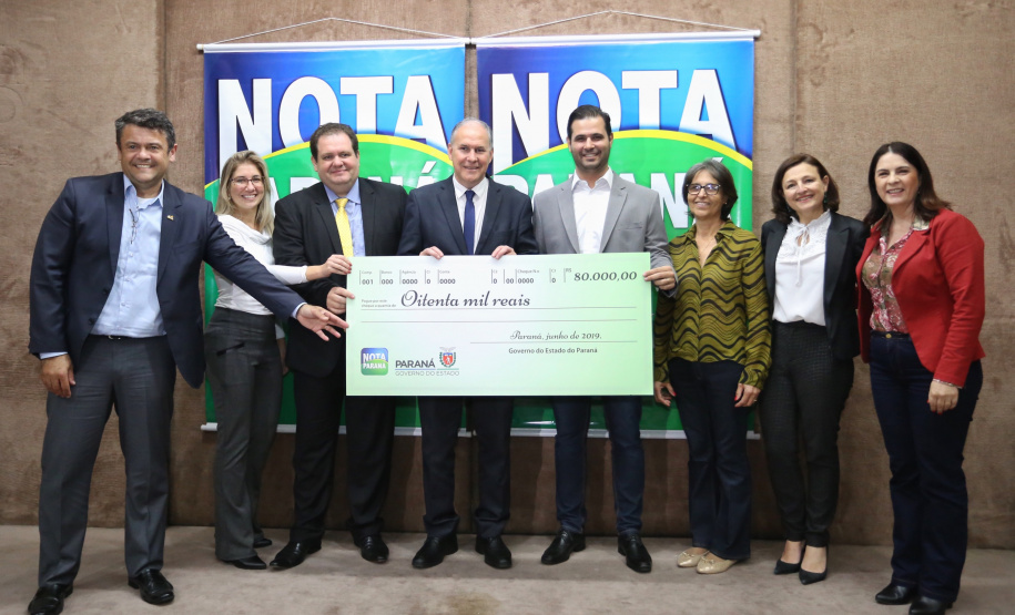 Governo do Estado entrega os três prêmios aos ganhadores do sorteio especial do Nota Paraná na Secretaria da Fazenda. Por ser o mês dos Namorados, o valor dos prêmios foi multiplicado por quatro e três contemplados recebem R$ 200 mil, R$ 120 mil e R$ 80 mil.   -  Curitiba, 19/06/2019  -  Foto: José Fernando Ogura/ANPr