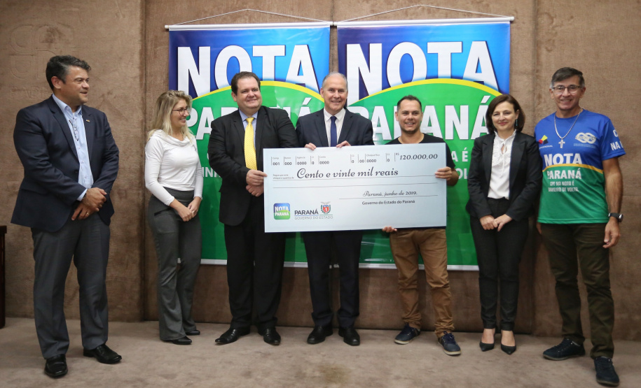 Governo do Estado entrega os três prêmios aos ganhadores do sorteio especial do Nota Paraná na Secretaria da Fazenda. Por ser o mês dos Namorados, o valor dos prêmios foi multiplicado por quatro e três contemplados recebem R$ 200 mil, R$ 120 mil e R$ 80 mil. Na foto,  Anderson Luiz Vieira Falkembach de Lima, de Cascavel, foi contemplado com R$ 120 mil.  -  Curitiba, 19/06/2019  -  Foto: José Fernando Ogura/ANPr