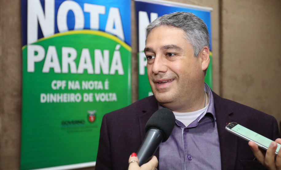 Governo do Estado entrega os três prêmios aos ganhadores do sorteio especial do Nota Paraná na Secretaria da Fazenda. Por ser o mês dos Namorados, o valor dos prêmios foi multiplicado por quatro e três contemplados recebem R$ 200 mil, R$ 120 mil e R$ 80 mil. Na foto, Luciano de Paula, que mora na Capital, e ganhou o primeiro prêmio, de R$ 200 mil.   -  Curitiba, 19/06/2019  -  Foto: José Fernando Ogura/ANPr