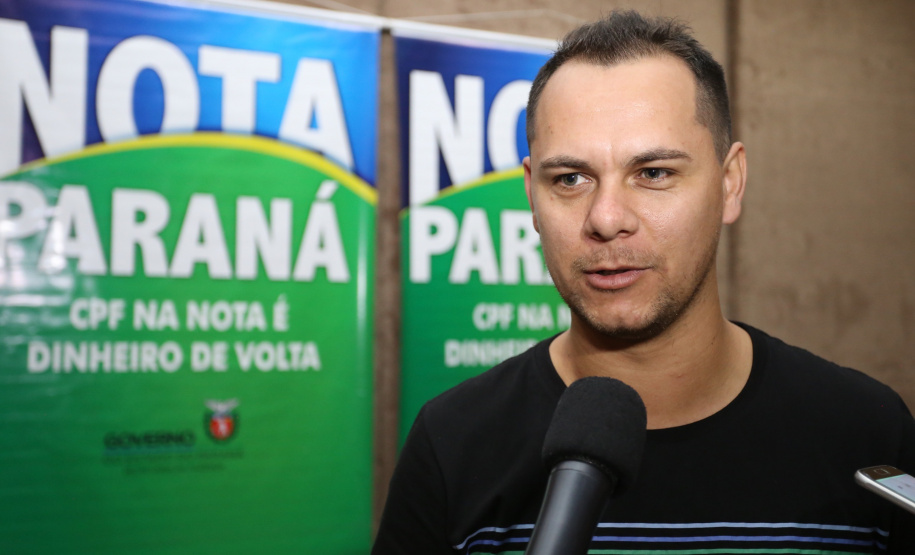 Governo do Estado entrega os três prêmios aos ganhadores do sorteio especial do Nota Paraná na Secretaria da Fazenda. Por ser o mês dos Namorados, o valor dos prêmios foi multiplicado por quatro e três contemplados recebem R$ 200 mil, R$ 120 mil e R$ 80 mil. Na foto, Anderson Luiz Vieira Falkembach de Lima, de Cascavel, foi contemplado com R$ 120 mil   -  Curitiba, 19/06/2019  -  Foto: José Fernando Ogura/ANPr