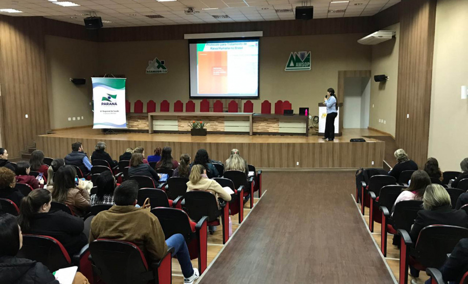 Secretaria de Estado da Saúde promoveu nesta semana a última etapa da capacitação para aprimorar o tratamento da raiva humana, transmitida por animais. O ciclo de treinamento, chamado Atendimento e Profilaxia Antirrábica Humana, terminou na 5ª Regional de Saúde, em Guarapuava. Antes, passou por todas as 22 regionais e contou com a participação de cerca de 1,6 mil profissionais da Atenção Básica e da Vigilância em Saúde. Foto: SESA