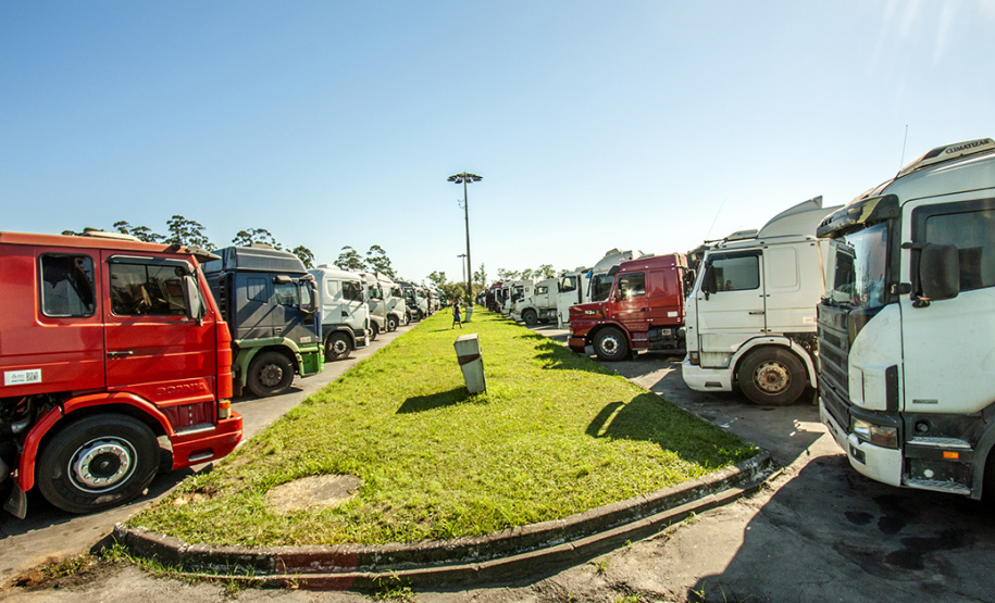 O movimento no Pátio de Triagem do Porto de Paranaguá, esta semana, passou dos três mil caminhões por dia. O volume é quase 67% maior que a média registrada normalmente, de até 2 mil veículos/dia, e resultado da boa fase do agronegócio brasileiro, principalmente no comércio de soja e milho. - Paranaguá, 19/06/2019 - Foto: Cláudio Neves/Portos do Paraná