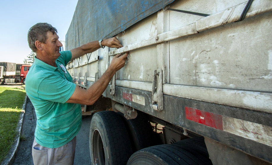 O movimento no Pátio de Triagem do Porto de Paranaguá, esta semana, passou dos três mil caminhões por dia. O volume é quase 67% maior que a média registrada normalmente, de até 2 mil veículos/dia, e resultado da boa fase do agronegócio brasileiro, principalmente no comércio de soja e milho. - Paranaguá, 19/06/2019 - Foto: Cláudio Neves/Portos do Paraná