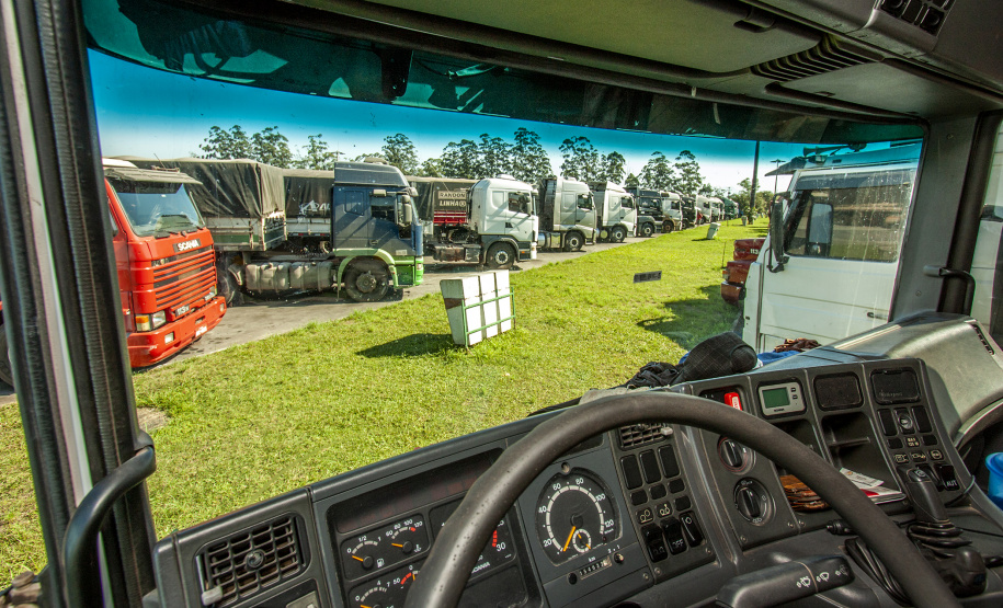 O movimento no Pátio de Triagem do Porto de Paranaguá, esta semana, passou dos três mil caminhões por dia. O volume é quase 67% maior que a média registrada normalmente, de até 2 mil veículos/dia, e resultado da boa fase do agronegócio brasileiro, principalmente no comércio de soja e milho. - Paranaguá, 19/06/2019 - Foto: Cláudio Neves/Portos do Paraná