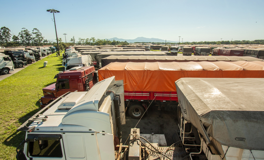 O movimento no Pátio de Triagem do Porto de Paranaguá, esta semana, passou dos três mil caminhões por dia. O volume é quase 67% maior que a média registrada normalmente, de até 2 mil veículos/dia, e resultado da boa fase do agronegócio brasileiro, principalmente no comércio de soja e milho. - Paranaguá, 19/06/2019 - Foto: Cláudio Neves/Portos do Paraná