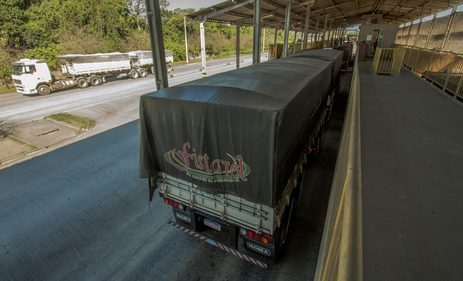 O movimento no Pátio de Triagem do Porto de Paranaguá, esta semana, passou dos três mil caminhões por dia. O volume é quase 67% maior que a média registrada normalmente, de até 2 mil veículos/dia, e resultado da boa fase do agronegócio brasileiro, principalmente no comércio de soja e milho. - Paranaguá, 19/06/2019 - Foto: Cláudio Neves/Portos do Paraná