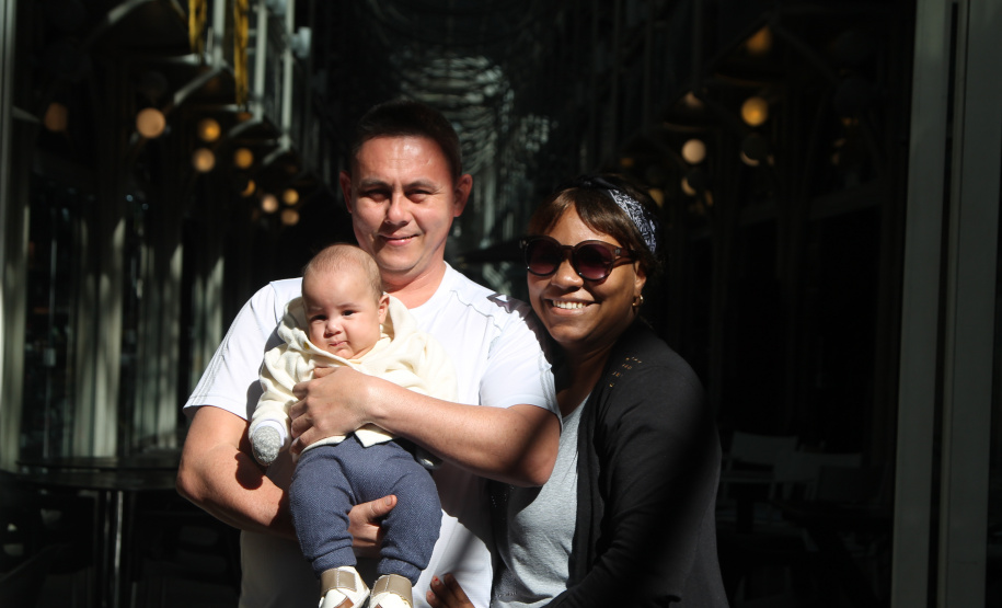 Cresce número de migrantes e refugiados que buscam um recomeço no Paraná. Em 2019, Centro de Informação para Migrantes registrou aumento de 85% nos atendimentos. Na foto, Yohana Boza Leon, 20 anos, advogada, que há um ano escolheu Curitiba para viver com seu marido Elesbet Sanches, 37 anos, nutricionista.  -  Curitiba, 19/06/2019  -  Foto: Divulgação SEJUF