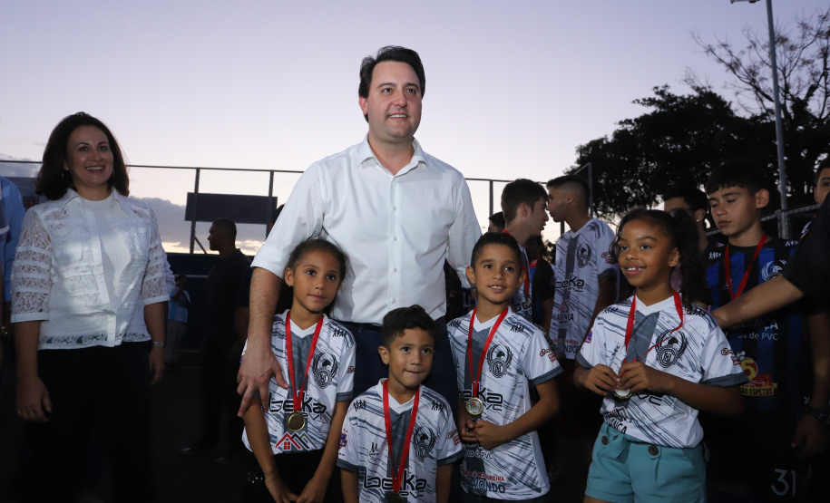 Londrina, no Norte do Paraná, ganhou uma unidade do projeto Arena Multiuso, espaço para atividades esportivas e de recreação, implantado pelo Governo do Estado, em parceria com o município. Instalada no conjunto residencial Vista Bela, a unidade foi entregue à comunidade pelo governador Carlos Massa Ratinho Junior, nesta quinta-feira (20). - Londrina, 20/06/2019 - Foto: Rodrigo Félix Leal/ANPr