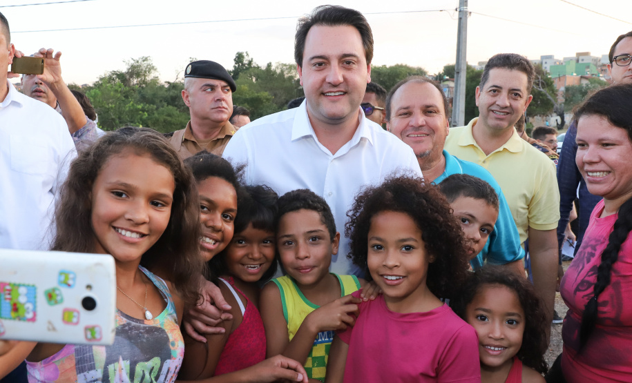 Londrina, no Norte do Paraná, ganhou uma unidade do projeto Arena Multiuso, espaço para atividades esportivas e de recreação, implantado pelo Governo do Estado, em parceria com o município. Instalada no conjunto residencial Vista Bela, a unidade foi entregue à comunidade pelo governador Carlos Massa Ratinho Junior, nesta quinta-feira (20). - Londrina, 20/06/2019 - Foto: Rodrigo Félix Leal/ANPr