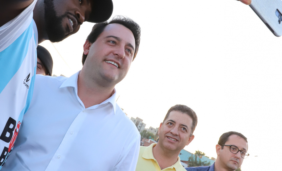 Londrina, no Norte do Paraná, ganhou uma unidade do projeto Arena Multiuso, espaço para atividades esportivas e de recreação, implantado pelo Governo do Estado, em parceria com o município. Instalada no conjunto residencial Vista Bela, a unidade foi entregue à comunidade pelo governador Carlos Massa Ratinho Junior, nesta quinta-feira (20). - Londrina, 20/06/2019 - Foto: Rodrigo Félix Leal/ANPr