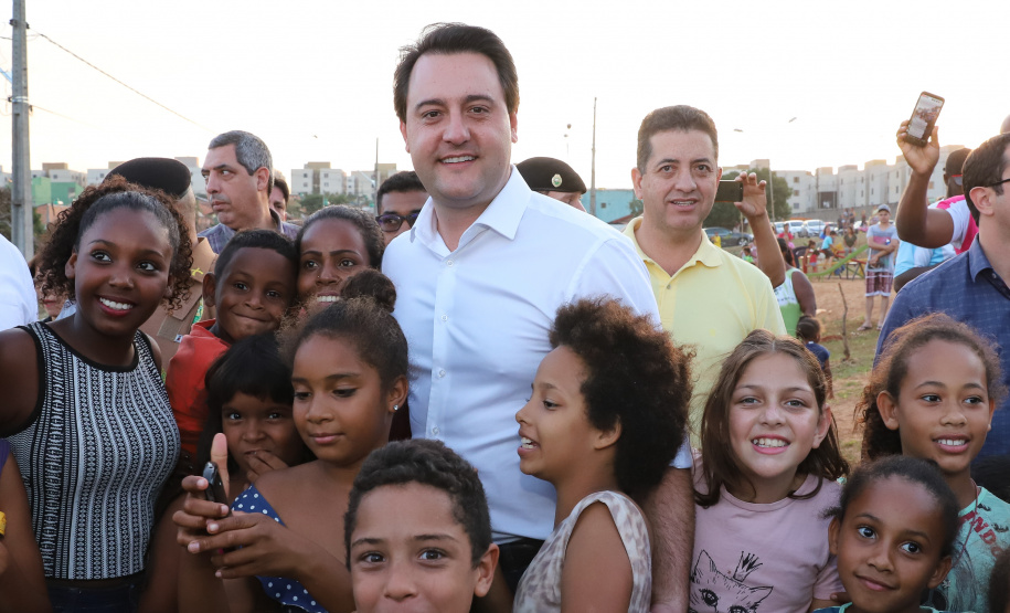 Londrina, no Norte do Paraná, ganhou uma unidade do projeto Arena Multiuso, espaço para atividades esportivas e de recreação, implantado pelo Governo do Estado, em parceria com o município. Instalada no conjunto residencial Vista Bela, a unidade foi entregue à comunidade pelo governador Carlos Massa Ratinho Junior, nesta quinta-feira (20). - Londrina, 20/06/2019 - Foto: Rodrigo Félix Leal/ANPr