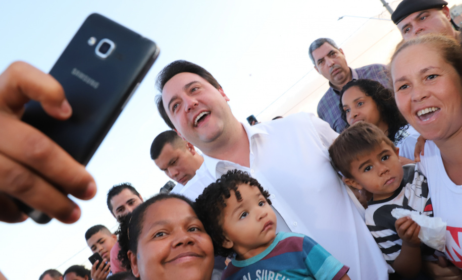 Londrina, no Norte do Paraná, ganhou uma unidade do projeto Arena Multiuso, espaço para atividades esportivas e de recreação, implantado pelo Governo do Estado, em parceria com o município. Instalada no conjunto residencial Vista Bela, a unidade foi entregue à comunidade pelo governador Carlos Massa Ratinho Junior, nesta quinta-feira (20). - Londrina, 20/06/2019 - Foto: Rodrigo Félix Leal/ANPr