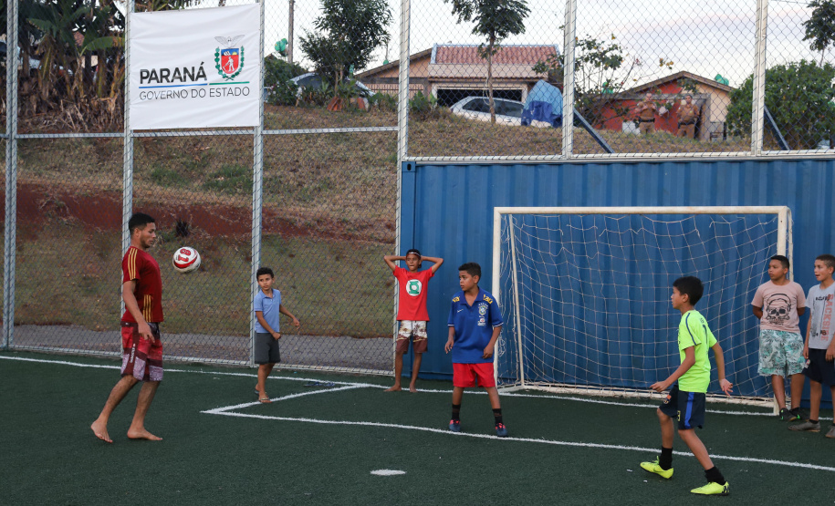 Londrina, no Norte do Paraná, ganhou uma unidade do projeto Arena Multiuso, espaço para atividades esportivas e de recreação, implantado pelo Governo do Estado, em parceria com o município. Instalada no conjunto residencial Vista Bela, a unidade foi entregue à comunidade pelo governador Carlos Massa Ratinho Junior, nesta quinta-feira (20). - Londrina, 20/06/2019 - Foto: Rodrigo Félix Leal/ANPr