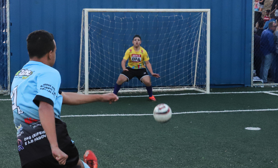 Londrina, no Norte do Paraná, ganhou uma unidade do projeto Arena Multiuso, espaço para atividades esportivas e de recreação, implantado pelo Governo do Estado, em parceria com o município. Instalada no conjunto residencial Vista Bela, a unidade foi entregue à comunidade pelo governador Carlos Massa Ratinho Junior, nesta quinta-feira (20). - Londrina, 20/06/2019 - Foto: Rodrigo Félix Leal/ANPr