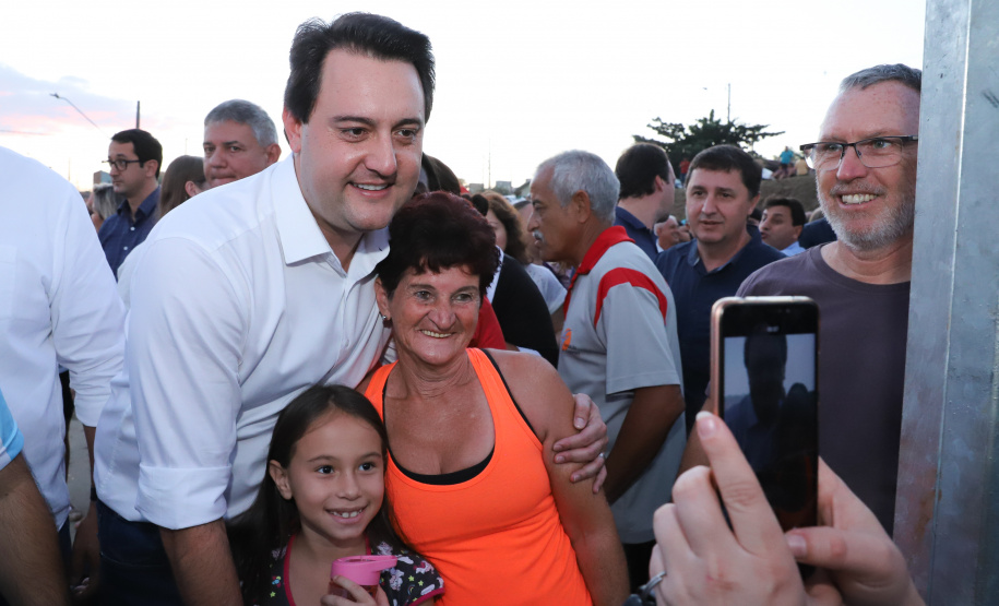 Londrina, no Norte do Paraná, ganhou uma unidade do projeto Arena Multiuso, espaço para atividades esportivas e de recreação, implantado pelo Governo do Estado, em parceria com o município. Instalada no conjunto residencial Vista Bela, a unidade foi entregue à comunidade pelo governador Carlos Massa Ratinho Junior, nesta quinta-feira (20). - Londrina, 20/06/2019 - Foto: Rodrigo Félix Leal/ANPr