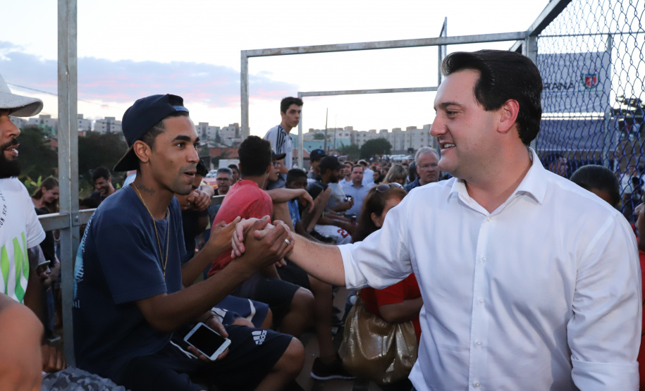 Londrina, no Norte do Paraná, ganhou uma unidade do projeto Arena Multiuso, espaço para atividades esportivas e de recreação, implantado pelo Governo do Estado, em parceria com o município. Instalada no conjunto residencial Vista Bela, a unidade foi entregue à comunidade pelo governador Carlos Massa Ratinho Junior, nesta quinta-feira (20). - Londrina, 20/06/2019 - Foto: Rodrigo Félix Leal/ANPr