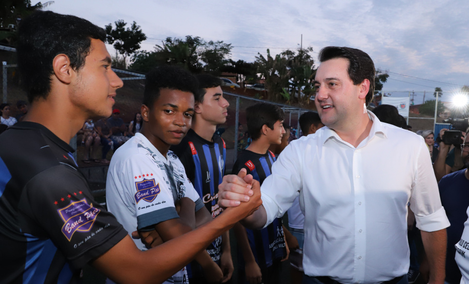 Londrina, no Norte do Paraná, ganhou uma unidade do projeto Arena Multiuso, espaço para atividades esportivas e de recreação, implantado pelo Governo do Estado, em parceria com o município. Instalada no conjunto residencial Vista Bela, a unidade foi entregue à comunidade pelo governador Carlos Massa Ratinho Junior, nesta quinta-feira (20). - Londrina, 20/06/2019 - Foto: Rodrigo Félix Leal/ANPr