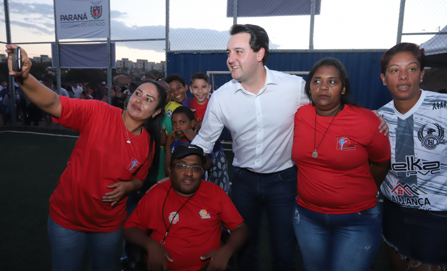 Londrina, no Norte do Paraná, ganhou uma unidade do projeto Arena Multiuso, espaço para atividades esportivas e de recreação, implantado pelo Governo do Estado, em parceria com o município. Instalada no conjunto residencial Vista Bela, a unidade foi entregue à comunidade pelo governador Carlos Massa Ratinho Junior, nesta quinta-feira (20). - Londrina, 20/06/2019 - Foto: Rodrigo Félix Leal/ANPr