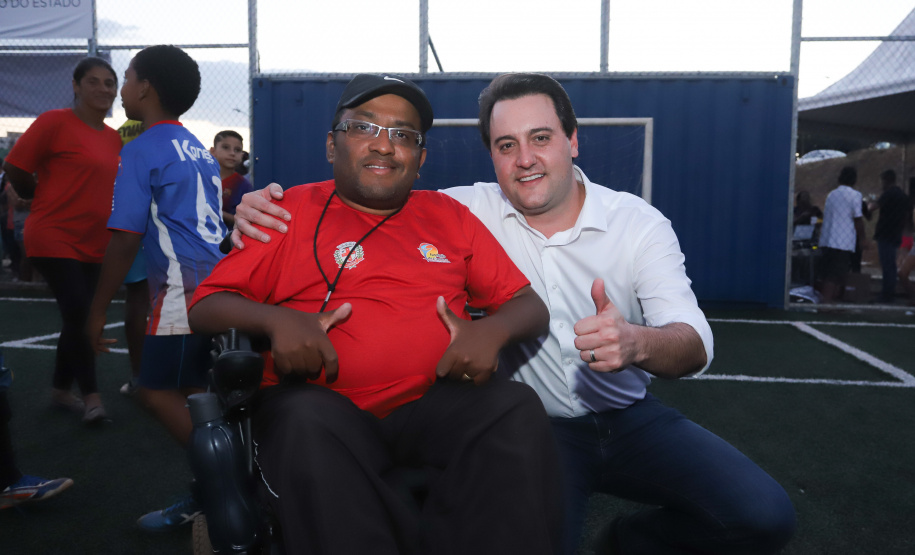 Londrina, no Norte do Paraná, ganhou uma unidade do projeto Arena Multiuso, espaço para atividades esportivas e de recreação, implantado pelo Governo do Estado, em parceria com o município. Instalada no conjunto residencial Vista Bela, a unidade foi entregue à comunidade pelo governador Carlos Massa Ratinho Junior, nesta quinta-feira (20). - Londrina, 20/06/2019 - Foto: Rodrigo Félix Leal/ANPr