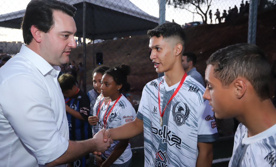 Londrina, no Norte do Paraná, ganhou uma unidade do projeto Arena Multiuso, espaço para atividades esportivas e de recreação, implantado pelo Governo do Estado, em parceria com o município. Instalada no conjunto residencial Vista Bela, a unidade foi entregue à comunidade pelo governador Carlos Massa Ratinho Junior, nesta quinta-feira (20). - Londrina, 20/06/2019 - Foto: Rodrigo Félix Leal/ANPr