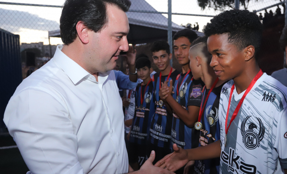 Londrina, no Norte do Paraná, ganhou uma unidade do projeto Arena Multiuso, espaço para atividades esportivas e de recreação, implantado pelo Governo do Estado, em parceria com o município. Instalada no conjunto residencial Vista Bela, a unidade foi entregue à comunidade pelo governador Carlos Massa Ratinho Junior, nesta quinta-feira (20). - Londrina, 20/06/2019 - Foto: Rodrigo Félix Leal/ANPr