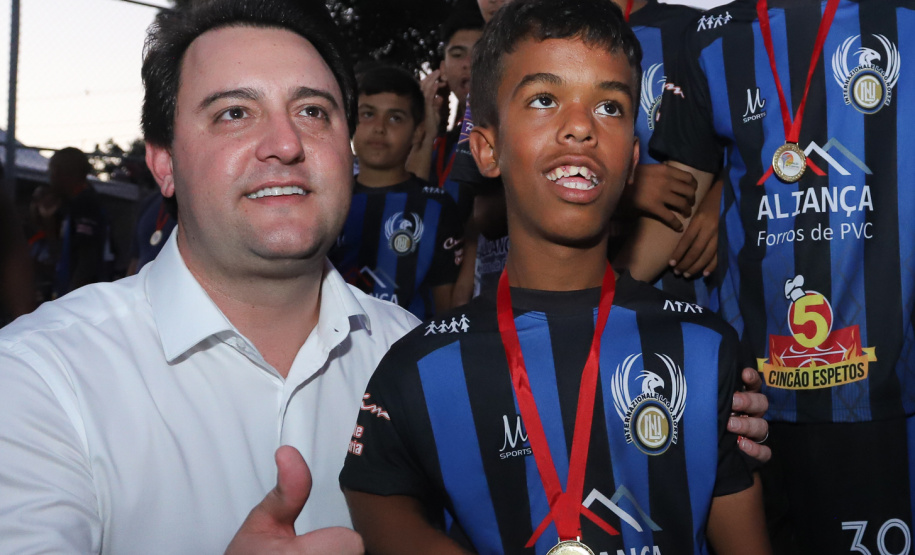 Londrina, no Norte do Paraná, ganhou uma unidade do projeto Arena Multiuso, espaço para atividades esportivas e de recreação, implantado pelo Governo do Estado, em parceria com o município. Instalada no conjunto residencial Vista Bela, a unidade foi entregue à comunidade pelo governador Carlos Massa Ratinho Junior, nesta quinta-feira (20). - Londrina, 20/06/2019 - Foto: Rodrigo Félix Leal/ANPr