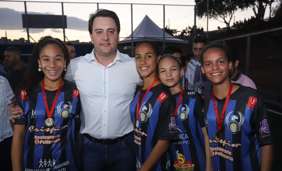 Londrina, no Norte do Paraná, ganhou uma unidade do projeto Arena Multiuso, espaço para atividades esportivas e de recreação, implantado pelo Governo do Estado, em parceria com o município. Instalada no conjunto residencial Vista Bela, a unidade foi entregue à comunidade pelo governador Carlos Massa Ratinho Junior, nesta quinta-feira (20). - Londrina, 20/06/2019 - Foto: Rodrigo Félix Leal/ANPr
