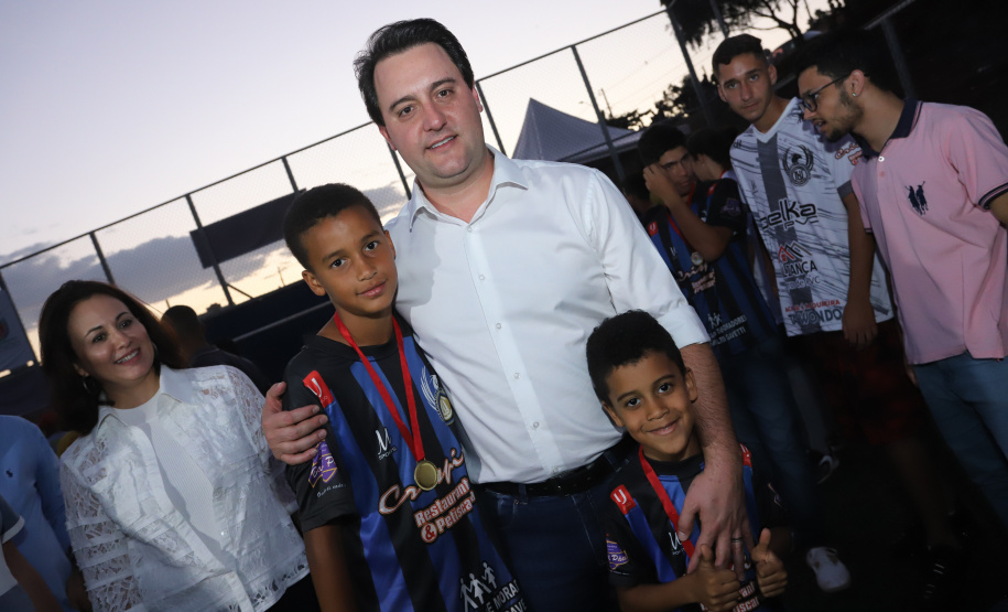 Londrina, no Norte do Paraná, ganhou uma unidade do projeto Arena Multiuso, espaço para atividades esportivas e de recreação, implantado pelo Governo do Estado, em parceria com o município. Instalada no conjunto residencial Vista Bela, a unidade foi entregue à comunidade pelo governador Carlos Massa Ratinho Junior, nesta quinta-feira (20). - Londrina, 20/06/2019 - Foto: Rodrigo Félix Leal/ANPr