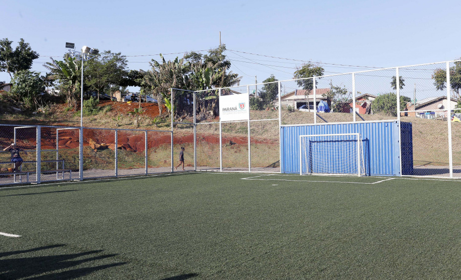 Londrina, no Norte do Paraná, ganhou uma unidade do projeto Arena Multiuso, espaço para atividades esportivas e de recreação, implantado pelo Governo do  Estado, em parceria com o município. Instalada no conjunto residencial Vista Bela, a unidade foi entregue à comunidade pelo governador Carlos Massa Ratinho Junior, nesta quinta-feira (20).  -  Londrina, 20/06/2019  -  Foto: Arnaldo Alves/ANPr
