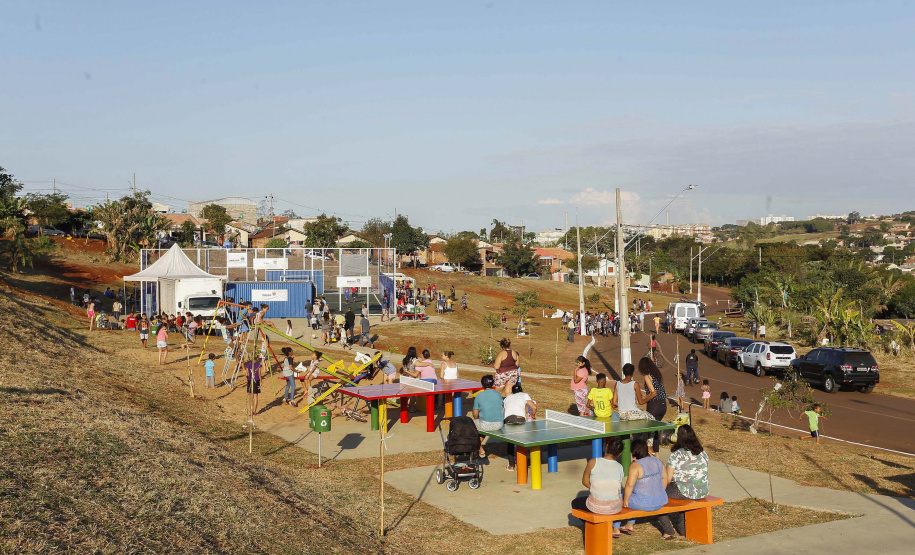 Londrina, no Norte do Paraná, ganhou uma unidade do projeto Arena Multiuso, espaço para atividades esportivas e de recreação, implantado pelo Governo do  Estado, em parceria com o município. Instalada no conjunto residencial Vista Bela, a unidade foi entregue à comunidade pelo governador Carlos Massa Ratinho Junior, nesta quinta-feira (20).  -  Londrina, 20/06/2019  -  Foto: Arnaldo Alves/ANPr