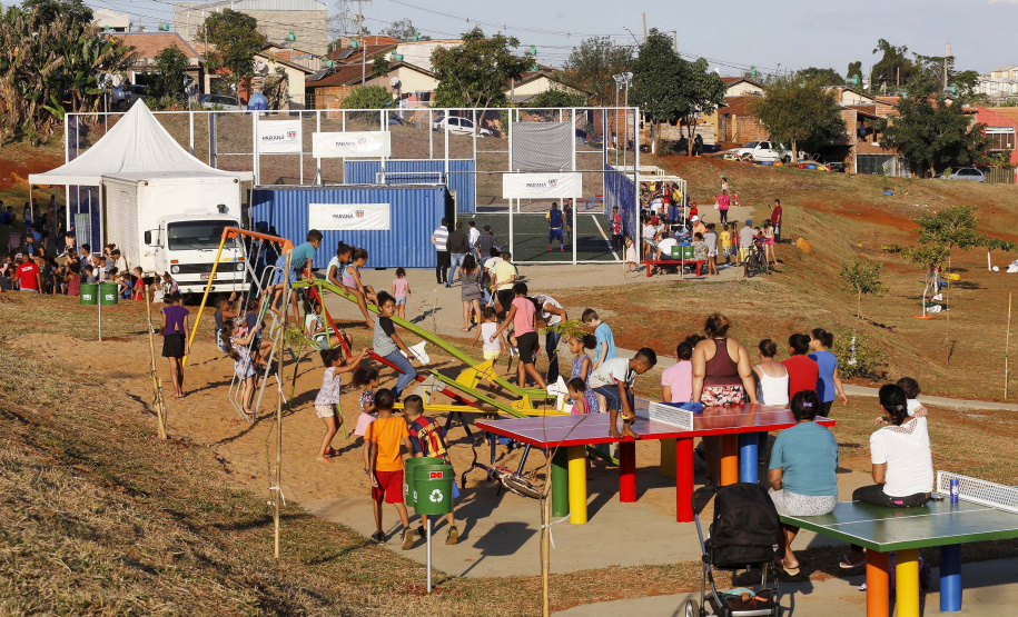 Londrina, no Norte do Paraná, ganhou uma unidade do projeto Arena Multiuso, espaço para atividades esportivas e de recreação, implantado pelo Governo do  Estado, em parceria com o município. Instalada no conjunto residencial Vista Bela, a unidade foi entregue à comunidade pelo governador Carlos Massa Ratinho Junior, nesta quinta-feira (20).  -  Londrina, 20/06/2019  -  Foto: Arnaldo Alves/ANPr