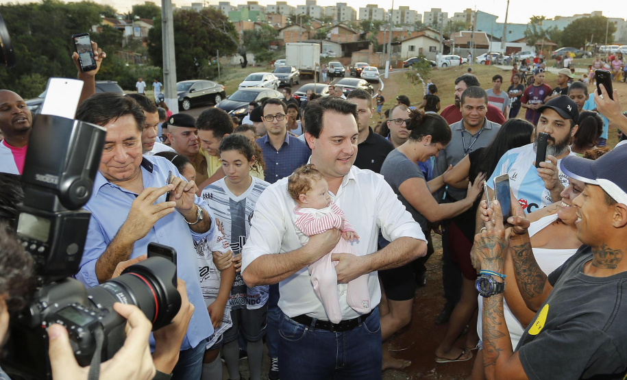 Londrina, no Norte do Paraná, ganhou uma unidade do projeto Arena Multiuso, espaço para atividades esportivas e de recreação, implantado pelo Governo do  Estado, em parceria com o município. Instalada no conjunto residencial Vista Bela, a unidade foi entregue à comunidade pelo governador Carlos Massa Ratinho Junior, nesta quinta-feira (20).  -  Londrina, 20/06/2019  -  Foto: Arnaldo Alves/ANPr